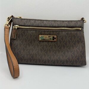 Michael Kors Logo Jet Set Item Medium Wristlet